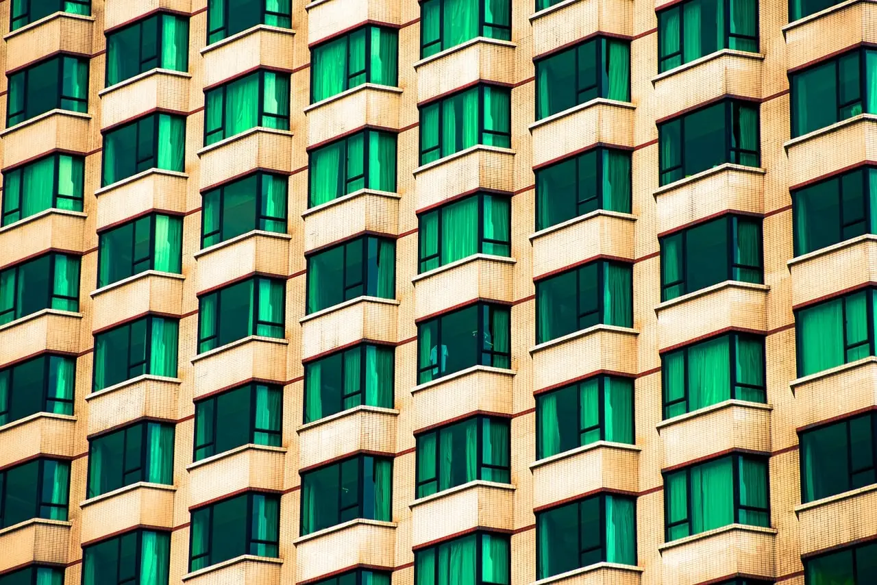 Façade d'immeuble moderne aux fenêtres alignées